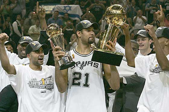 Duncan con il terzo titolo NBA e il terzo premio come MVP delle Finals.