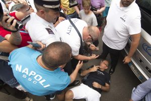 Ritiro SSC Napoli Dimaro-Folgarida 9-07-16 Arrivo del Napoli a dimaro tifoso a terra per protesta