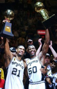 Duncan al secondo anello con il titolo di MVP, insieme a David Robinson campione all'ultima stagione da professionista.