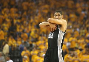L'abbraccio al pallone, il rito pre-partita di Duncan che ha caratterizzato più di 1.000 partite dei San Antonio Spurs.