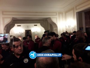 Lo staff tecnico del City in arrivo a Napoli all'Hotel Vesuvio. (FOTO di Alberto Caccia)