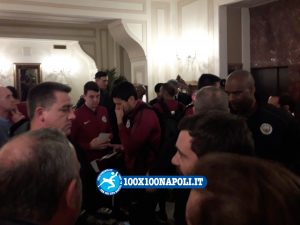 Lo staff tecnico del City in arrivo a Napoli all'Hotel Vesuvio. (FOTO di Alberto Caccia)