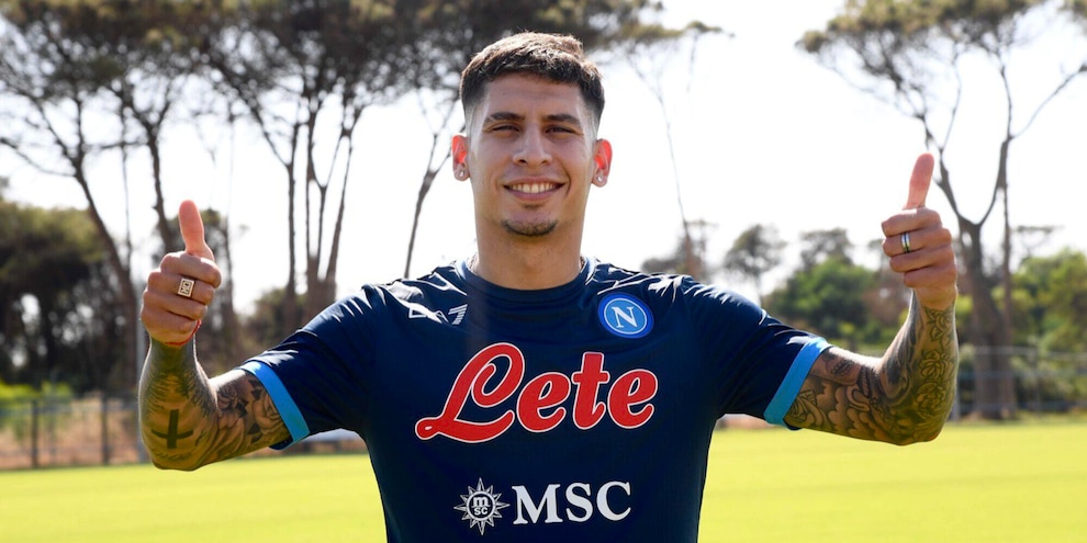 Olivera in posa con la maglia d'allenamento del Napoli