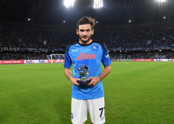 Kvaratskhelia con il premio Man of The Match della Champions