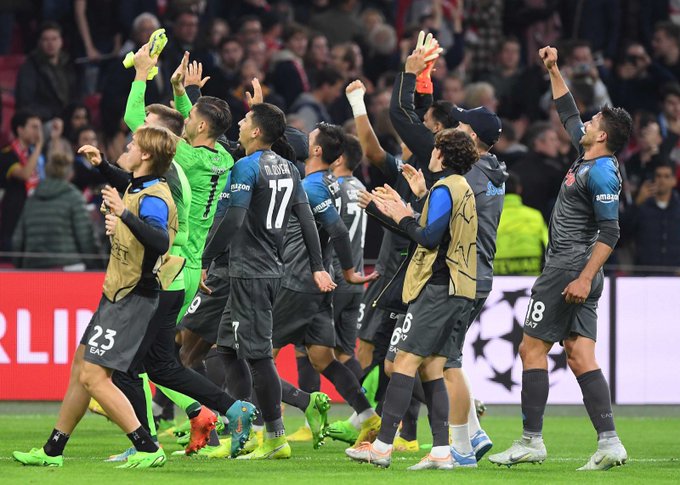 Il Napoli festeggia dopo la vittoria ottenuta per 6-1 in casa dell'Ajax.