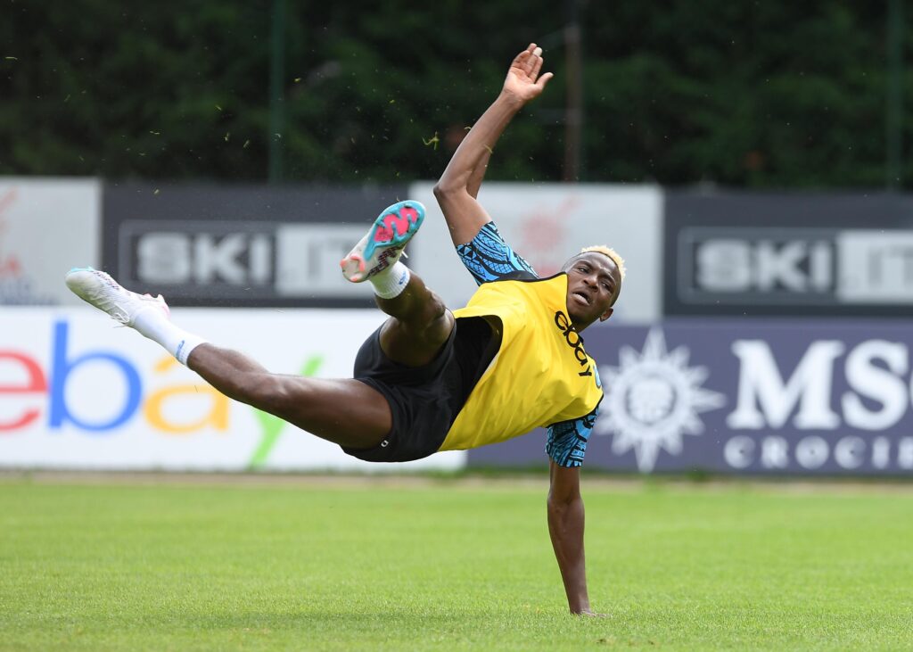 Osimhen durante un allenamento con il Napoli