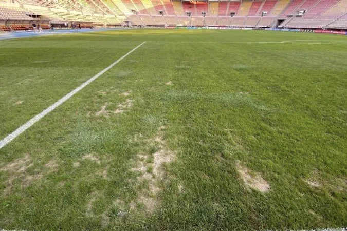 Il pessimo stato del terreno di gioco dello stadio di Skopje
